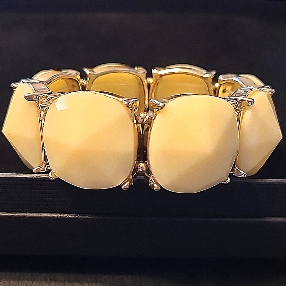 Cream gem stretch bracelet